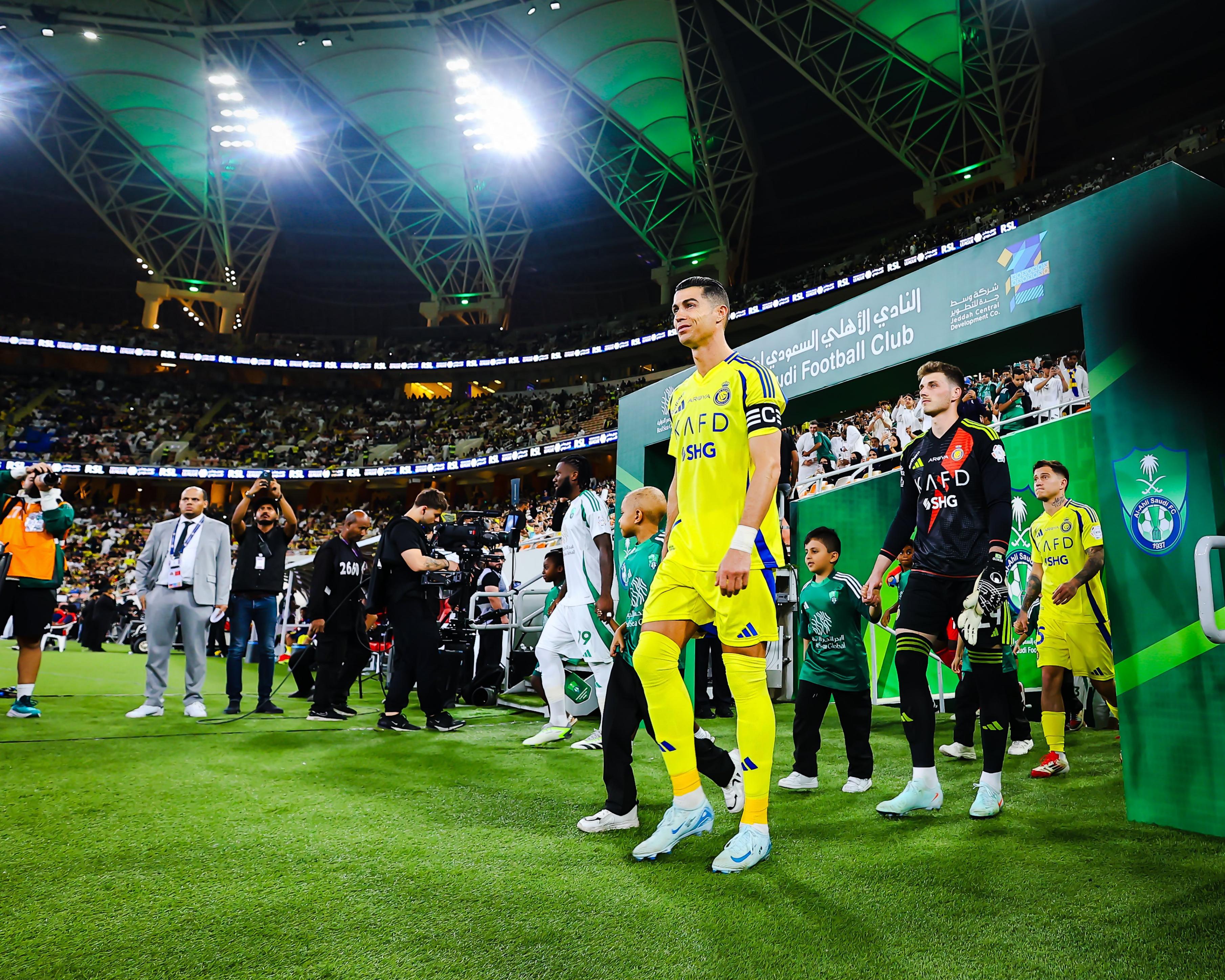 九游体育-C罗重返赛场，持续失利首场状态出色，RNG观众沸腾！引发球迷热议-九游体育